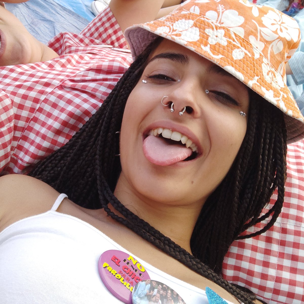 luuxxx__'s tweet photo. LUCÍA
-No va a clase y cuando va, va hecha un puto cuadro
-Ha intentado dejar de fumar 200 veces sin éxito
-Feminist icon
-Cada semana tiene movida sentimental con una persona distinta
-Solo come mierda pero no engorda
-Media copa y ya va ciega
-"Tías me tengo q depilar ya" https://t.co/4a8MOaVRSB