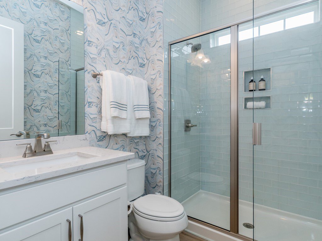 ElevateHomes55's tweet photo. This fun pop of color really makes this guest bathroom stand out! https://t.co/h9yQulUQP3