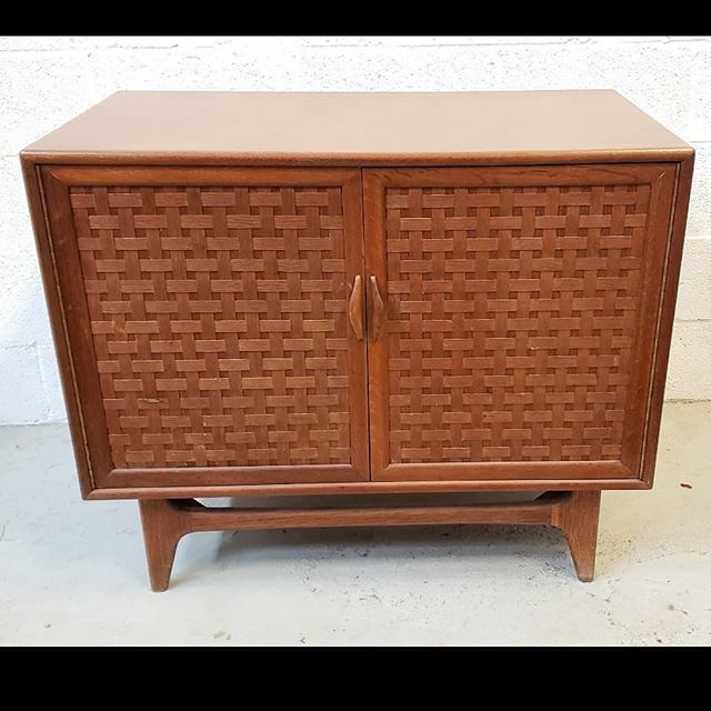 vintageMCfred's tweet photo. Lots of storage in a small space. Perfectly sized small credenza from the Lane Perception line. 
#lanefurniture #laneperception #midcentury #midcenturymodern #modernism #midcenturydecor #vmc #frederickmd #howyouhome #stayhome #decor #hyggehome #vintage https://t.co/q9NihHgWGy https://t.co/Vj8A0fXx6G
