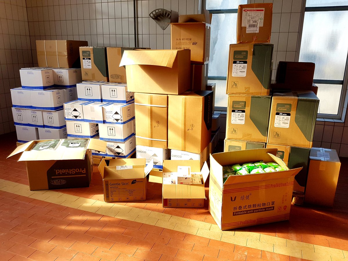 Das THW hat neue Schutzmasken, Schutzanzüge sowie Desinfektionsmittel vom Zentrallager in München in den Landkreis Neu-Ulm gebracht. Die Feuerwehr übernimmt nun die Verteilung an Krankenhäuser. ⁦<a href="/BR24/">BR24</a>⁩ ⁦<a href="/BR_Schwaben/">BR_Schwaben</a>⁩