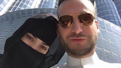 Hold on cause there’s MORE I can’t believe I’m still adding to this thread. She wore a shirt with the confederate flag on it, wore a niqab as a “disguise” and this is some fans’ encounter with her.