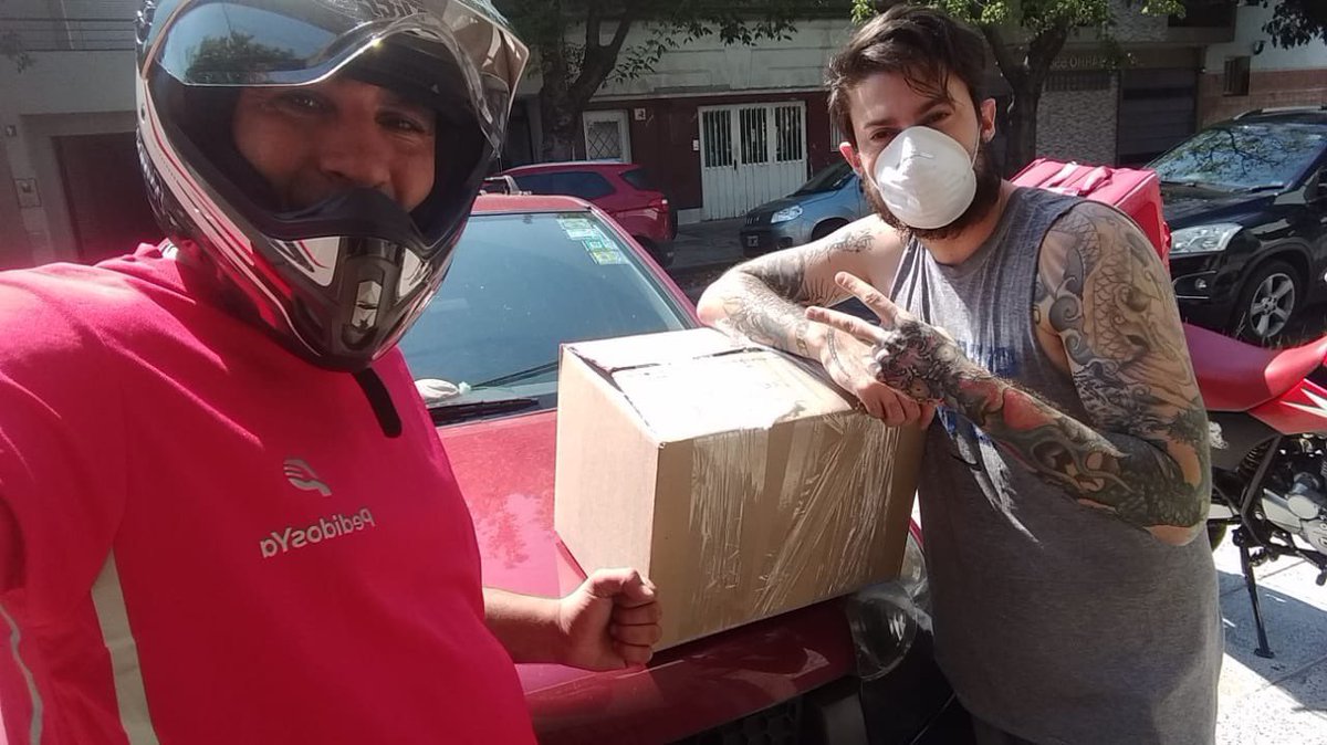La comunidad de Makers (3D printing), la AAARBA y PedidosYa coordinados para producir Viseras para los medicos y distribuir en hospitales! Todo a pulmon! La comunidad 3D Makers...decenas de personas imprimiendo en sus casas sin parar! Esto es digno de aplauso para todos! 👏👏👏👏