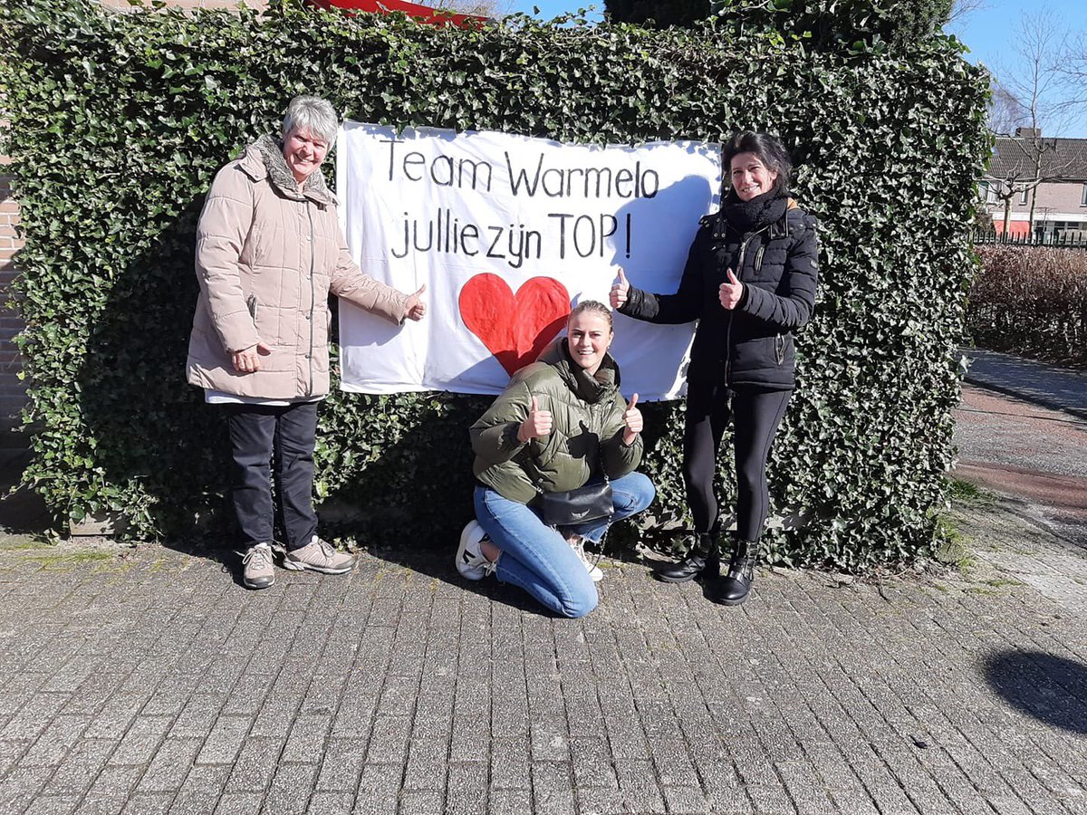 Wat een verrassing hing er buiten op de woongroep <a href="/WarmeloV/">Warmelo Koninklijke Visio</a> van <a href="/Visio_WD_Midden/">Koninklijke Visio Wonen & Dagbesteding Midden</a>. Geen idee wie verantwoordelijk is voor dit mooie gebaar maar we worden er heel blij van!! Bedankt! #ikzorg #Coronavid19 #toppers #StayAtHomeSaveLives