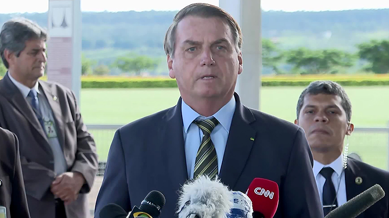 CNNEE's tweet photo. El presidente de Brasil, Jair Bolsonaro, afirmó que los principales medios de comunicación y algunos gobernadores están tratando de “engañar” a la población para que crea que la pandemia es peor https://t.co/CXfEGGANaQ https://t.co/JklNB2NSwd