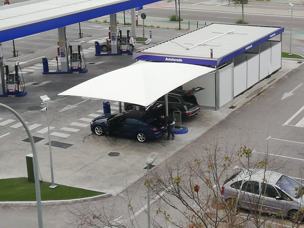 TamyCa88's tweet photo. @policia @polprsevilla esto se puede hacer?? Hay dos personas limpiando el coche en la gasolinera enfrente de casa https://t.co/7DWvmHFU6d
