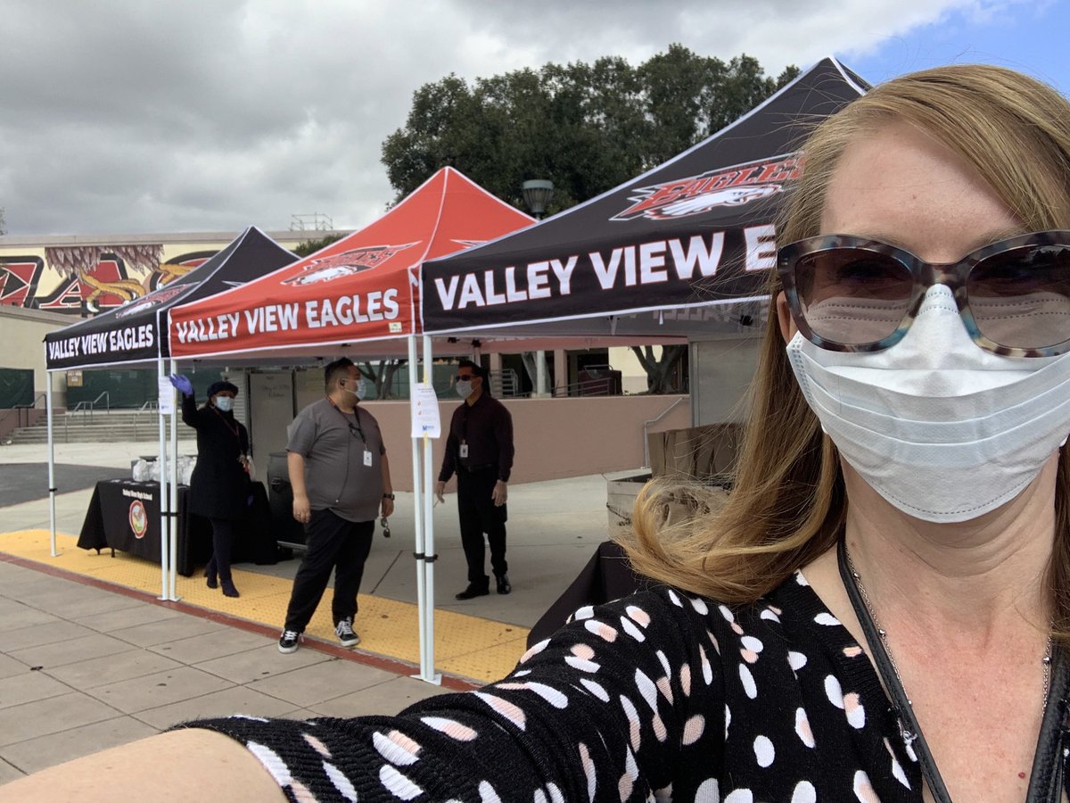 Happy to be out serving meals ⁦<a href="/VVHSEagles/">Valley View HS</a>⁩ ⁦<a href="/vvhsguidedept/">VVHS Guidance Dept</a>⁩ ⁦<a href="/MorenoValleyUSD/">Moreno Valley USD</a>⁩ #MVUSDLiftToRise