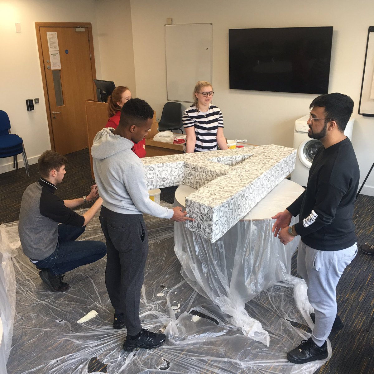 GenerationNci's tweet photo. During these crazy times, we’re still working together on our ‘A’, albeit not face-to-face🤣 We hope everyone is well and staying safe 🖐🏼🚿 Disclaimer: This picture was taken weeks ago😆 #apprenticeship #gacomp #financialservicesi https://t.co/7tzIzrfO95