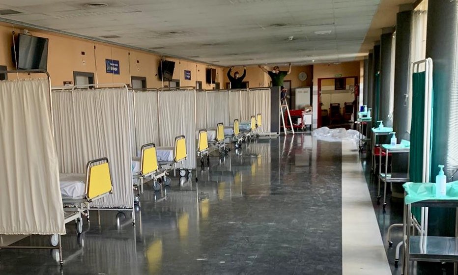 Guijarrojl's tweet image. Desde el @gobjccm hemos comenzado a desplegar los planes de contingencia para ampliar la capacidad operativa de nuestros hospitales. Este es el caso del hospital de #Cuenca, donde ya ha comenzado la ubicación de nuevas camas en el  Policlínico. #EsteVirusLoParamosEntreTodos