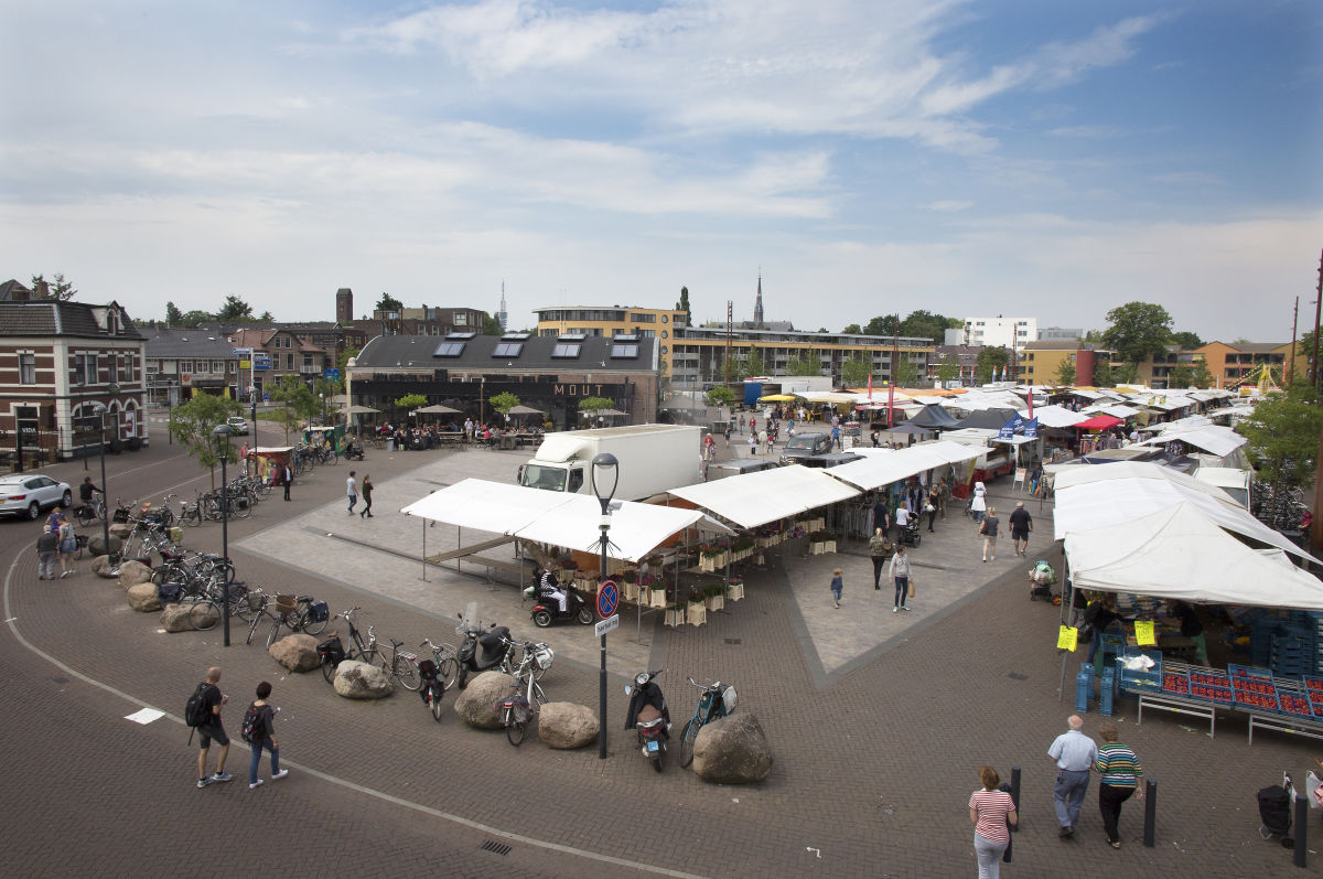 De #markt in #hilversum gaat door. Wel met verschillende maatregelen om elkaar en de marktmensen te beschermen.  Op hilversum.nl/Home/Inwoner/N… kun je ze lezen. Goed om even door te nemen voor je morgen naar de markt gaat. #Coronavirusnl #Maatregelen