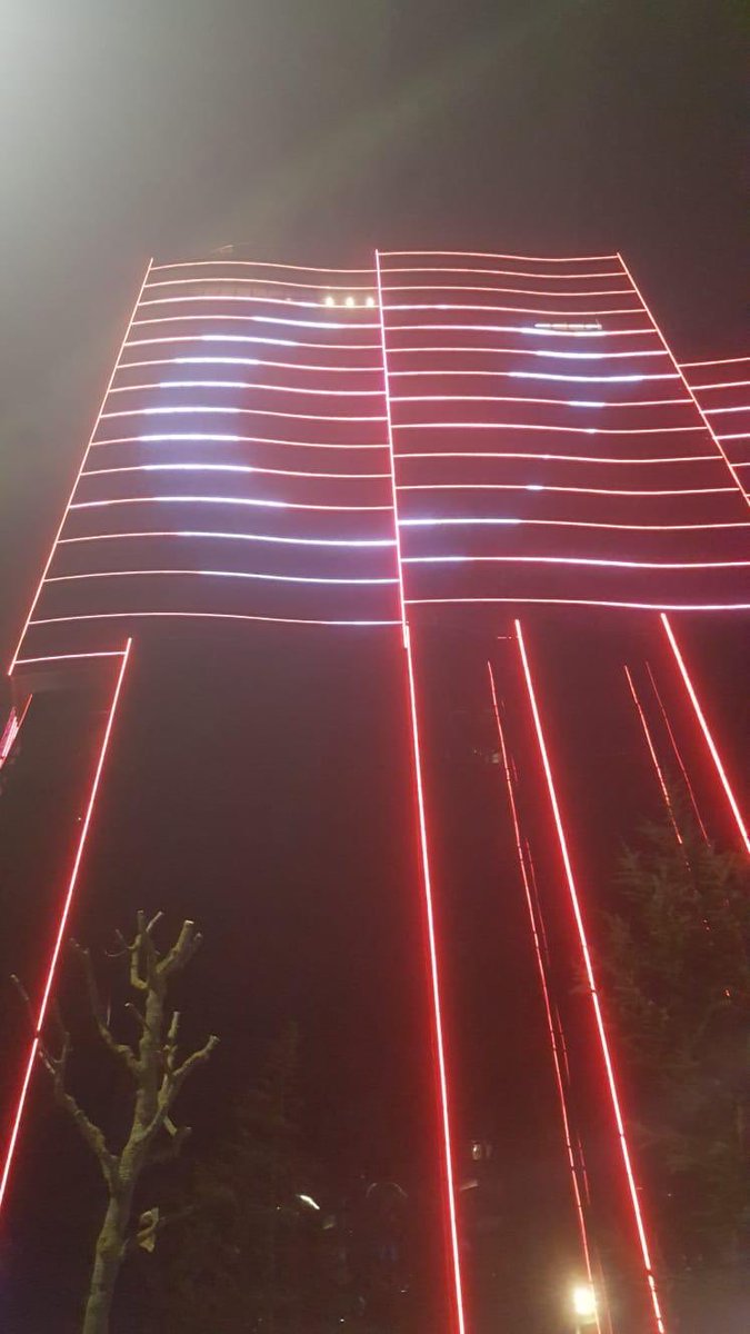 YY_Samsun's tweet photo. Yıldırım Tower'dan tüm Türkiye'ye sesleniyoruz... 

Korona virüsü döneminde Ağaoğlu Maslak 1453 Sitesindeki Yıldırım Tower'da bulunan LED ekranımız her gece bundan böyle #EvdeKal olarak ışıklandırılacaktır.

#EvdeKalTürkiye https://t.co/NuEQvK1A1L