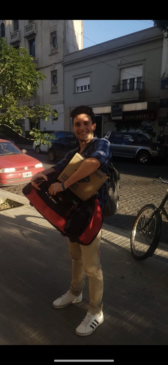 Foto de Milton Fernández antes de viajar a EEUU. Este científico argentino desarrolla la vacuna contra el #coronavirus en un laboratorio en Massachusetts. Pero claro, como no patea una pelota, no sale en ningún medio. ORGULLO ARGENTINO. RT para difundir. pic.x.com/sp5QEazQ1R
