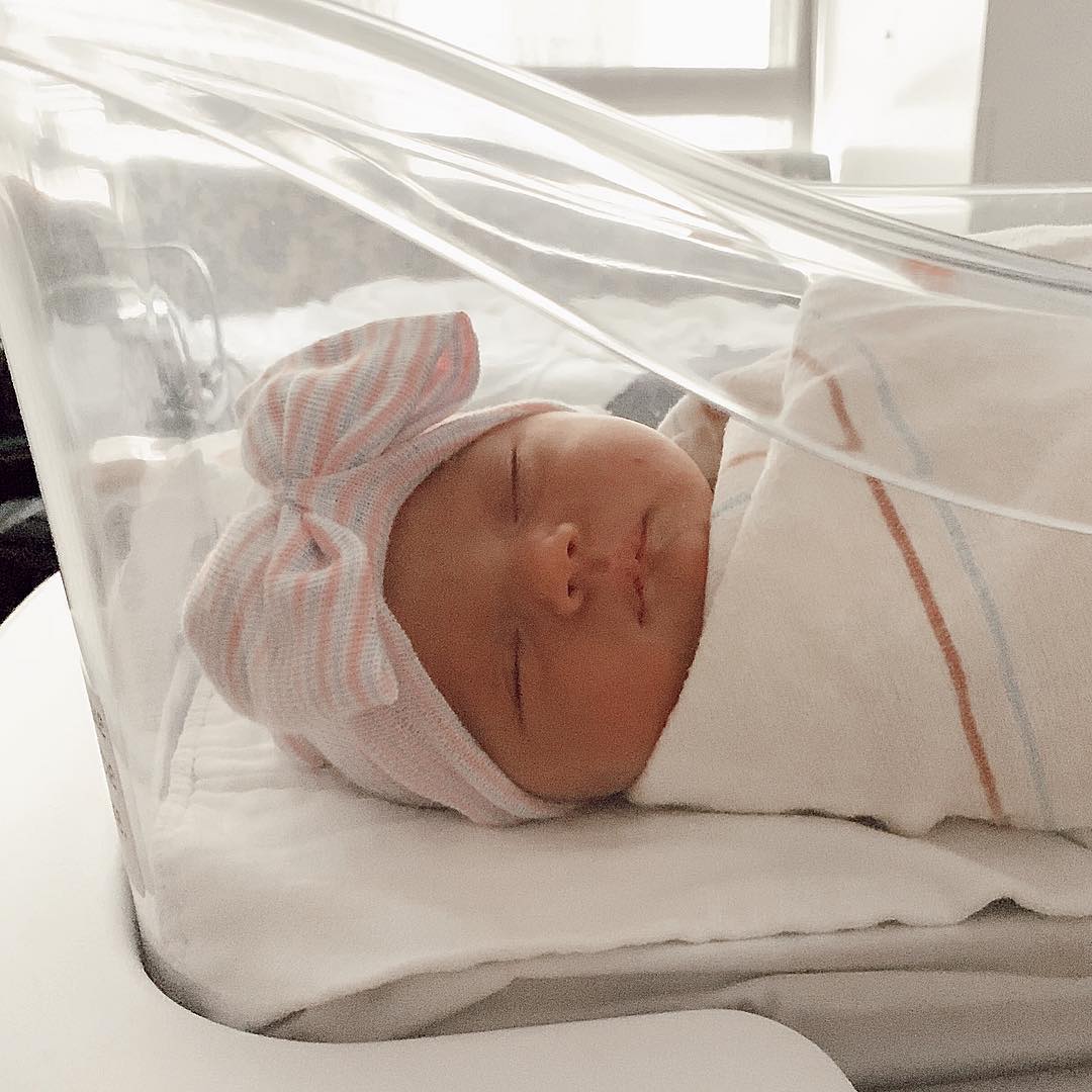 Ayer al fin vino al mundo mi pequeña, me hizo todo el día y toda la noche de sufrimiento pero lo importante es que tanto ella como yo estamos sanas. Ahora toca reposo y a la espera de que mi familia venga a conocer a la nueva integrante.