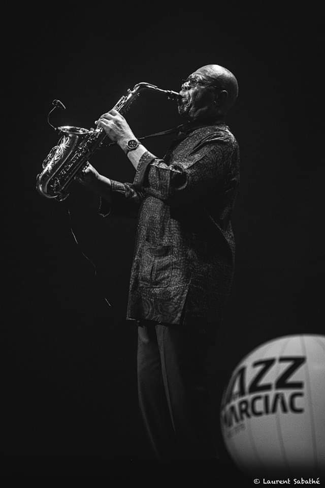 Le silence du saxophone.

Rip Manu la légende 🙏🏿🙏🏿🙏🏿