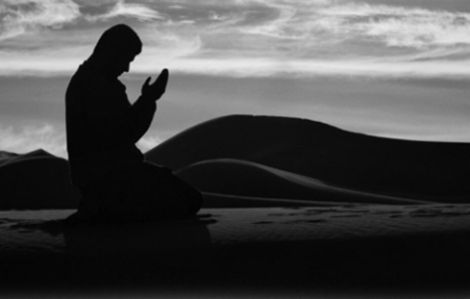 essa_graba's tweet photo. أُفَوِّضُ أَمْري إلى خالقي
تَبَارَكَ وَهْوَ اللَّطِيفُ الخَبِيرْ!

جَرَتْ في الخلائقِ أقدارُهُ
وما كالرِّضا للفُؤادِ الكَسِيرْ!

فَوَاللهِ لا شَرَّ…فِيما قَضَى
وكَمْ يَعْقُبُ الشَّرَّ خَيرٌ كَثِيرْ!

فَسُبْحانَكَ اللَّهُ رَبِّي ومَنْ
سِوَاكَ على كُلِّ شيْءٍ قَدِيرْ؟!
#عيسى_جرابا https://t.co/eO8MICHgaG