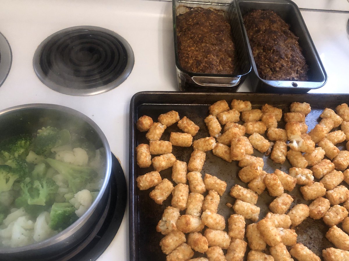 Mmestance's tweet photo. Meatloaf, tots, and veggies for dinner. #VHSCanCook https://t.co/lRg9GBaCPR