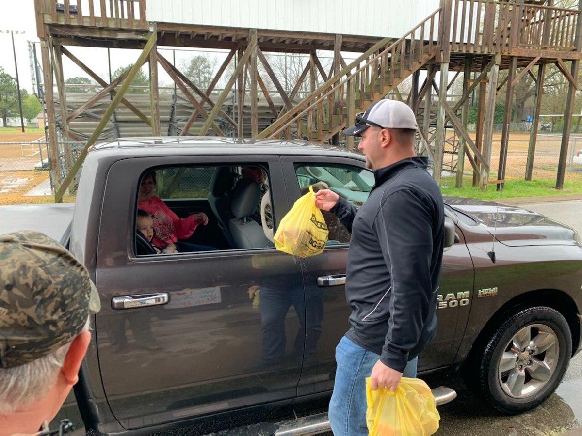 GleasonSchoolTN's tweet photo. Another great turnout for our food distribution today. https://t.co/tazjVqR9s3