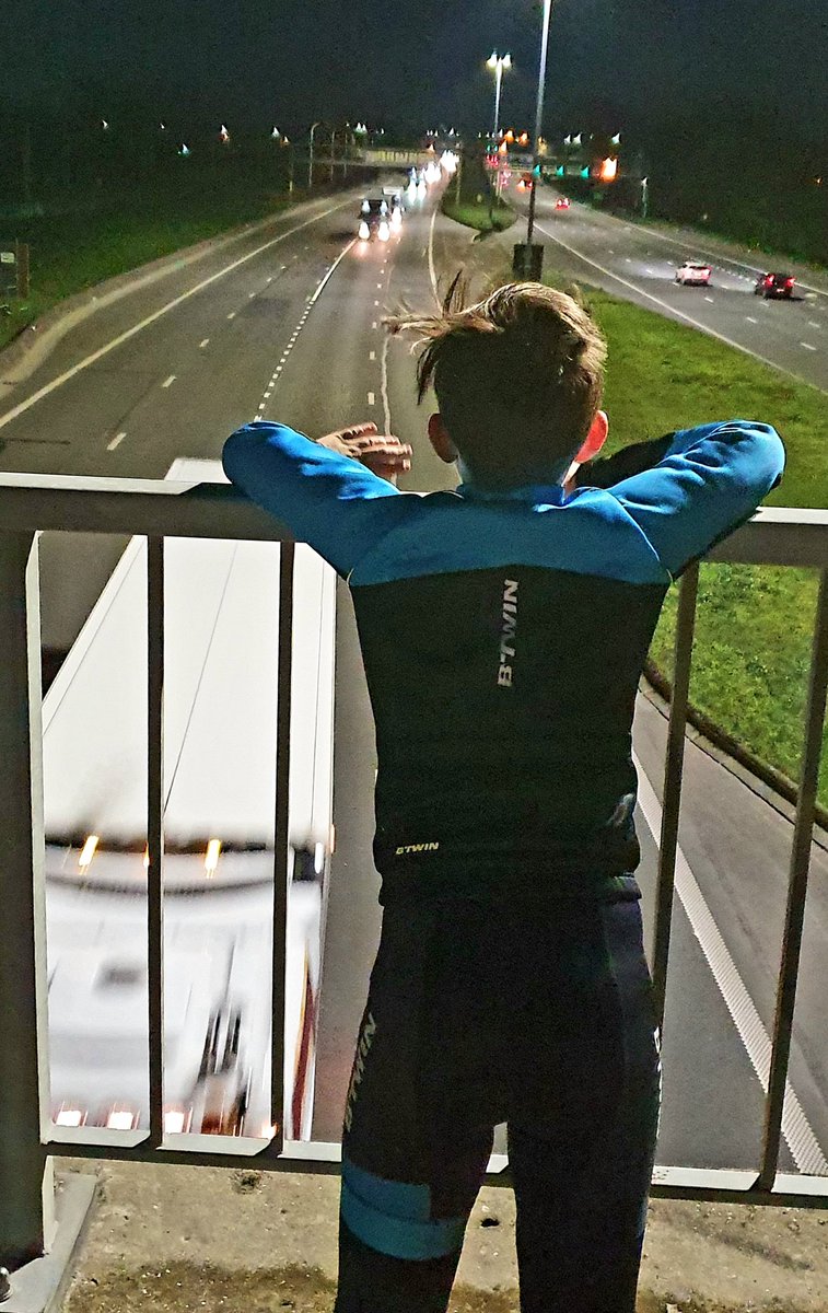 Tijdens onze dagelijkse avondwandeling zwaaien we altijd even naar de truckchauffeurs.  Om ook hen een hart onder de riem te steken! #COVID19 #samentegencorona #support #logistiek