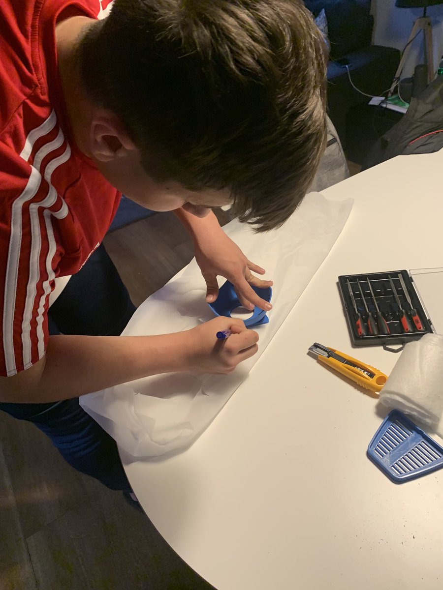 #YoMeQuedoEnCasa #COVID19 #3DvsCOVID19 #yotambiencolaboro... fabricando mascarillas en familia para aportar nuestro granito de arena a la falta de elementos de protección contra el COVID-19.