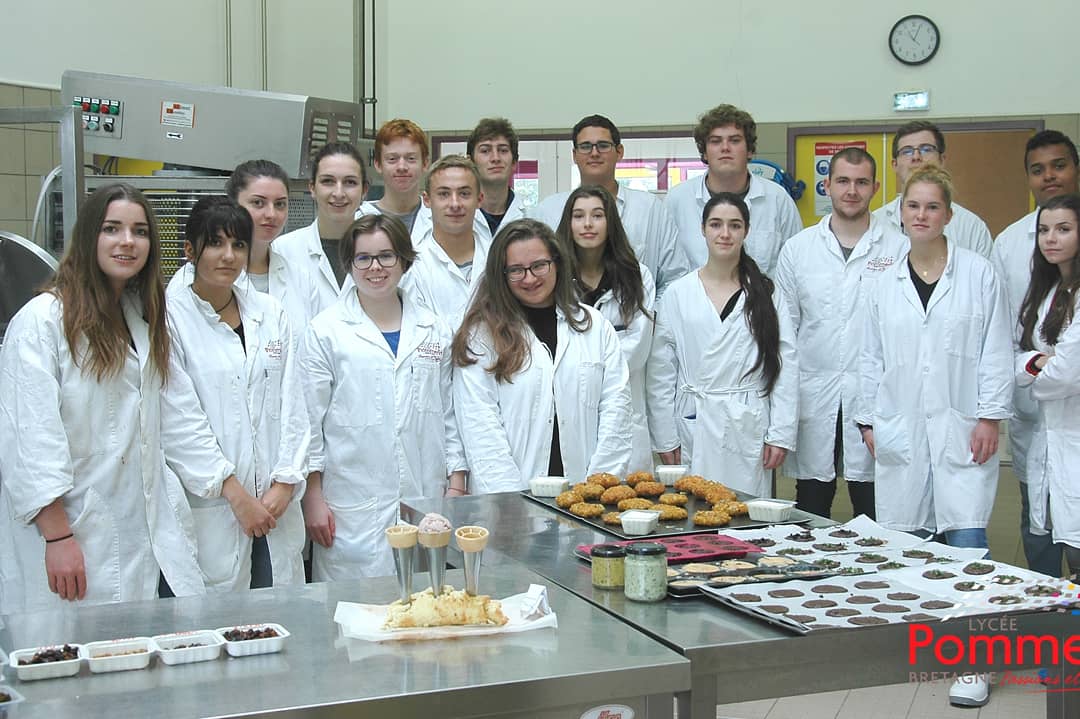 LyceePommerit's tweet photo. Les BTS STA (Sciences et Technologies de l'Alimentation) @LyceePommerit sont champions et vice-champions du concours national Ucook-innovation de @UnivCathoOuest #guingamp L'article complet ici : https://t.co/zv0m7IQVZc #btssta #Pommerit #Bretagne #innovation #alimentation https://t.co/GDsvuJCijH