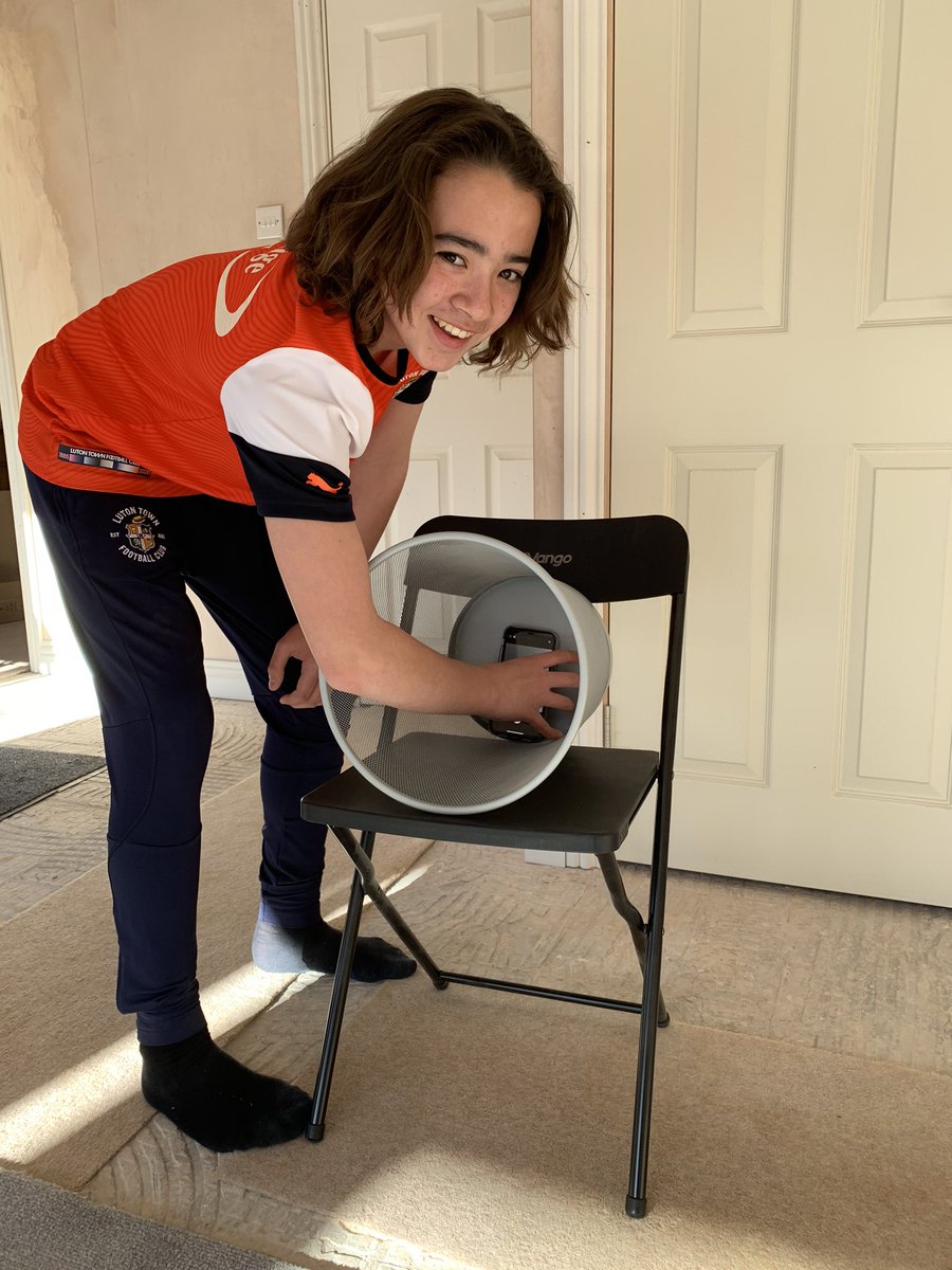 RuskyDusky's tweet photo. @LutonTownYD 
🧻+🪑+🗑+📱=#topbins https://t.co/paazrObTGI