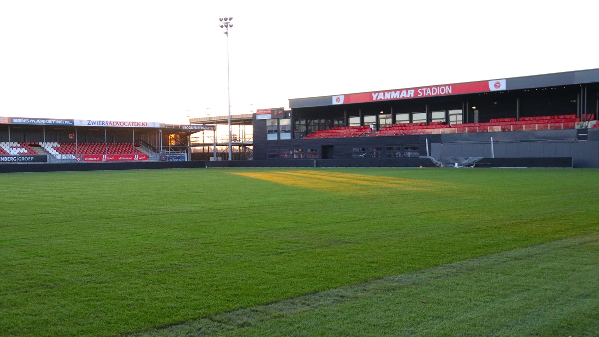💚 | Almere City FC heeft sinds vorige week een nieuwe grasmat. ,,Alles is goed verlopen. We hebben de oude mat eraf gefreesd, de toplaag licht bewerkt en de nieuwe mat erop gelegd”. 

➡️ bit.ly/2wz8oRr

Foto: PR