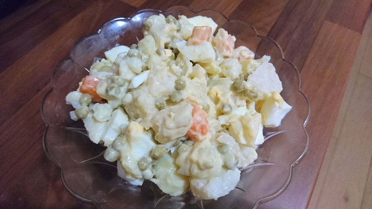 Macédoine revisitée(contient des œufs)Fais cuire dans l'eau salée des carottes, pdt, chou-fleur. Fais refroidir, ajoute des œufs durs et des petits pois en boîte. Mélange avec de la mayonnaise.Tu peux largement substituer les œufs par du tofu mariné.