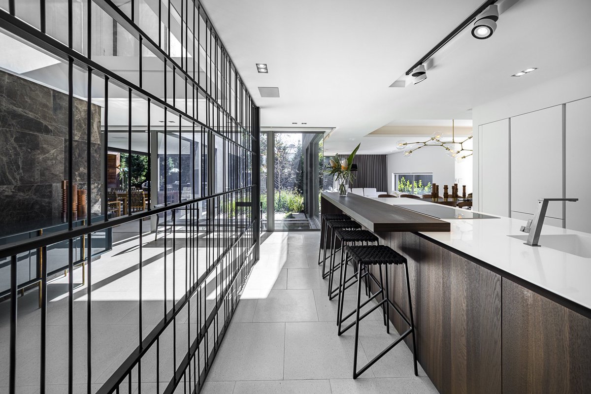 MartynWDigital's tweet photo. Espresso share this beautiful and striking kitchen design, commissioned by EHH Architects.
#luxuryresidential #espressodesign #interiordesign #luxurykitchen #luxurykitchens #modernkitchen #kitcheninspiration #socialmediamarketing #socialmediamanager #socialmediastrategy https://t.co/vGyLPHu6HW