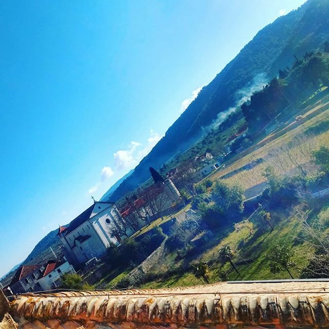 InitiaticV's tweet photo. #UnJourUnLieu au programme de ce huitième jour de confinement, on se rend sur l'île de Hvar 🇭🇷
Indépendamment de l'isolement pour lutter contre le virus, l'île se repose elle aussi... Et attend l'arrivée de l'été pour recommencer à faire la fête...
Même s'il faut encore pati… https://t.co/eUVTf1jNu4