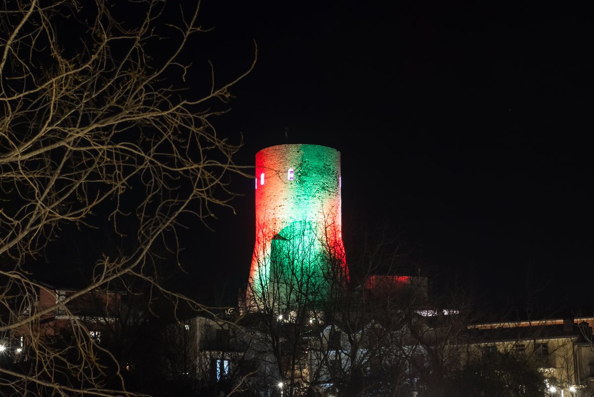 BorghiPiuBelli's tweet photo. #buonasera #Italia La torre angioina di #Summonte, uno dei tanti #borghi e città che hanno deciso di illuminare con il tricolore il loro monumento simbolo. La torre, alta 16 mt, risale al XIII-XIV sec #Campania #Italy
#BellezzaAdomicilio #Italycomestoyou
https://t.co/8tiAolUFo6 https://t.co/gcONicGRAr