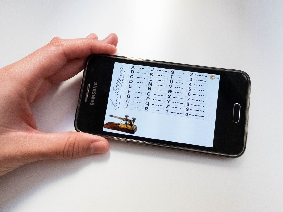 CapsulaCultura's tweet photo. Volvemos con #planesencasa 🏡 ¿Estáis practicando el #codigomorse? 🔦

💡 Pues hoy os proponemos seguir practicando pero con nuestra app y convertir tu móvil en un telégrafo. ¡Podéis jugar a adivinar las letras! 

Link: https://t.co/PDImrI7LkI (no hay que descargarse nada) 😎 https://t.co/yUcfEOpksn