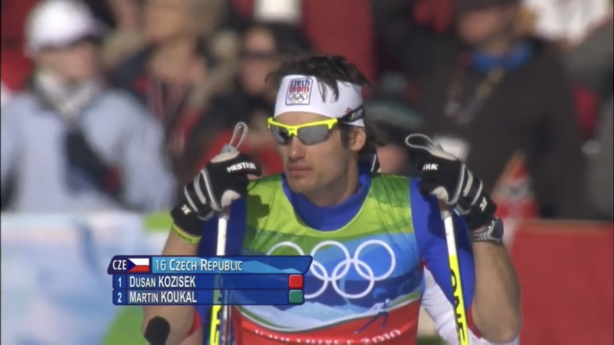 EspNilse's tweet image. I 2010 stilte Jon Almaas opp i OL-finalen i lagsprint i Vancouver side om side med Øystein Pølsa Pettersen. Forkledd som tsjekkeren Kozisek. OL-gull på Pølsa, fall og stavbrekk på Almaas. For en revansje i 71 grader nord-finalen.