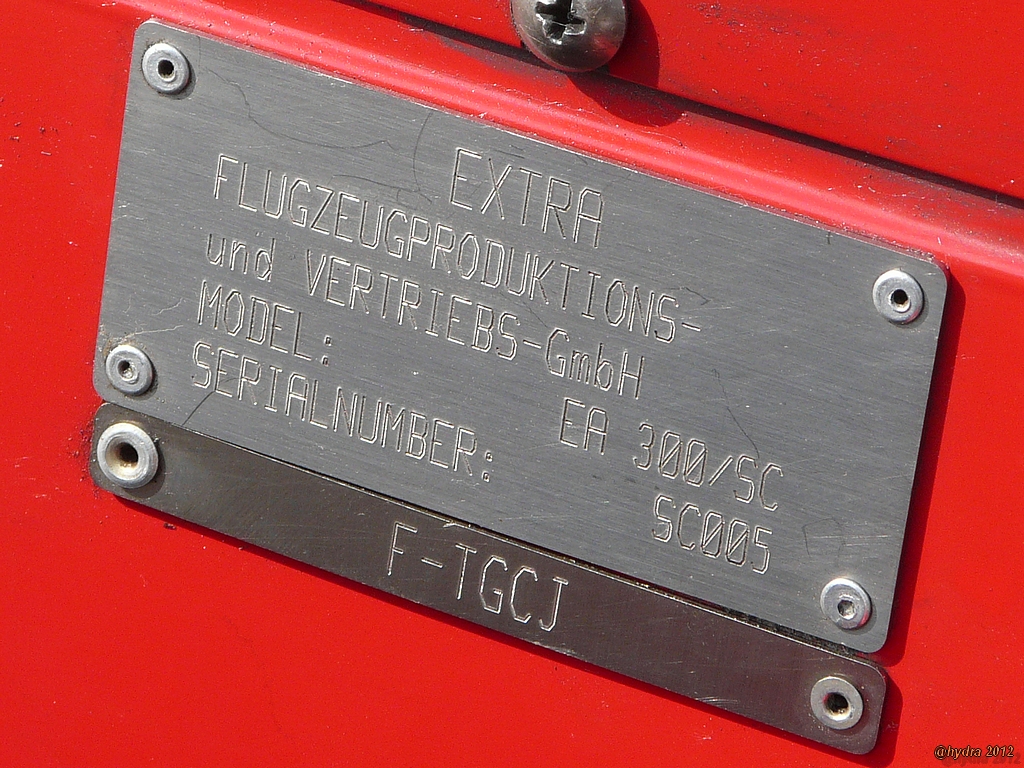 hydra_66's tweet image. Got it! #Extra330SC F-TGCJ. 
We were lucky to have this nice bird on exhibition for "Rêves de Gosse" in 2012 with Captain François Le Vot. #PerpignanPGF