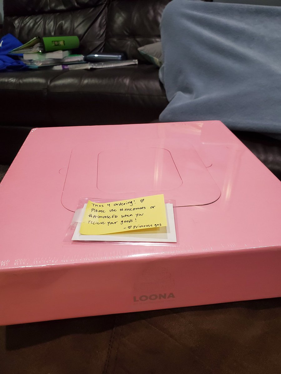 heejinhyelip's tweet photo. MY LOONA SG IS FINALLY HERE!! thank you @primroseGOs for managing it all!!! #roseproofs #primrosefb https://t.co/zDtOjMArd0
