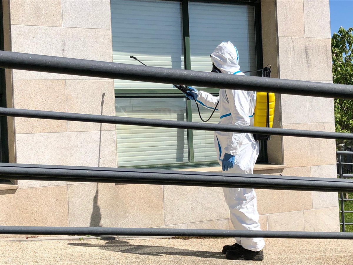 IncendiosES's tweet photo. Brigadas contra #IIFF de #Galicia han comenzado hoy su colaboración en al desifección de algunas zonas afectadas por el #CODVID19 
📸 Desconocido https://t.co/vvYWdmuUlx