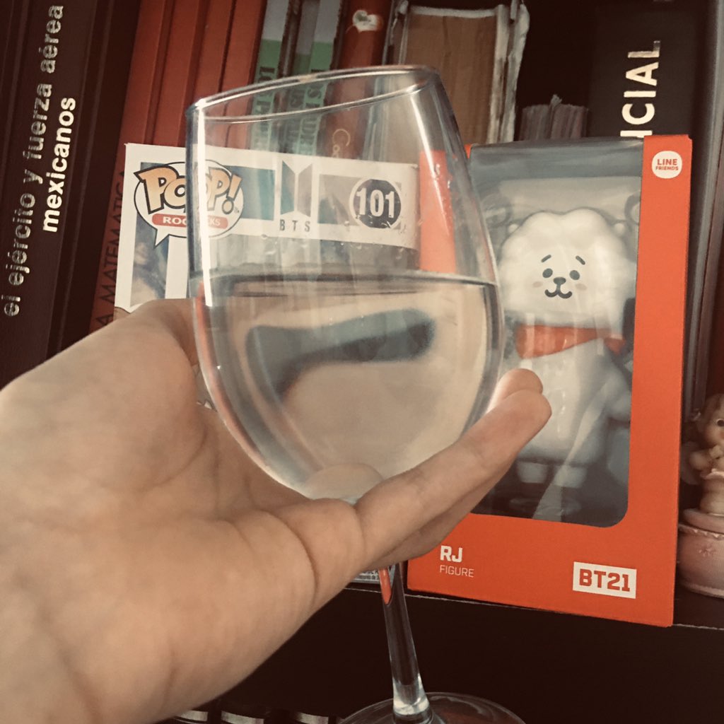 Alisa23_G's tweet photo. Propongo un brindis virtual para la Lobuki que está de fiesta 🥂 

#ElaFest 🥳

(Solo tenía agua JDJAJA) 😂
@Chiminipity_ @MyBl00dAndTears @rosnecarolina @AlesJuda https://t.co/BtLpJIAVOM