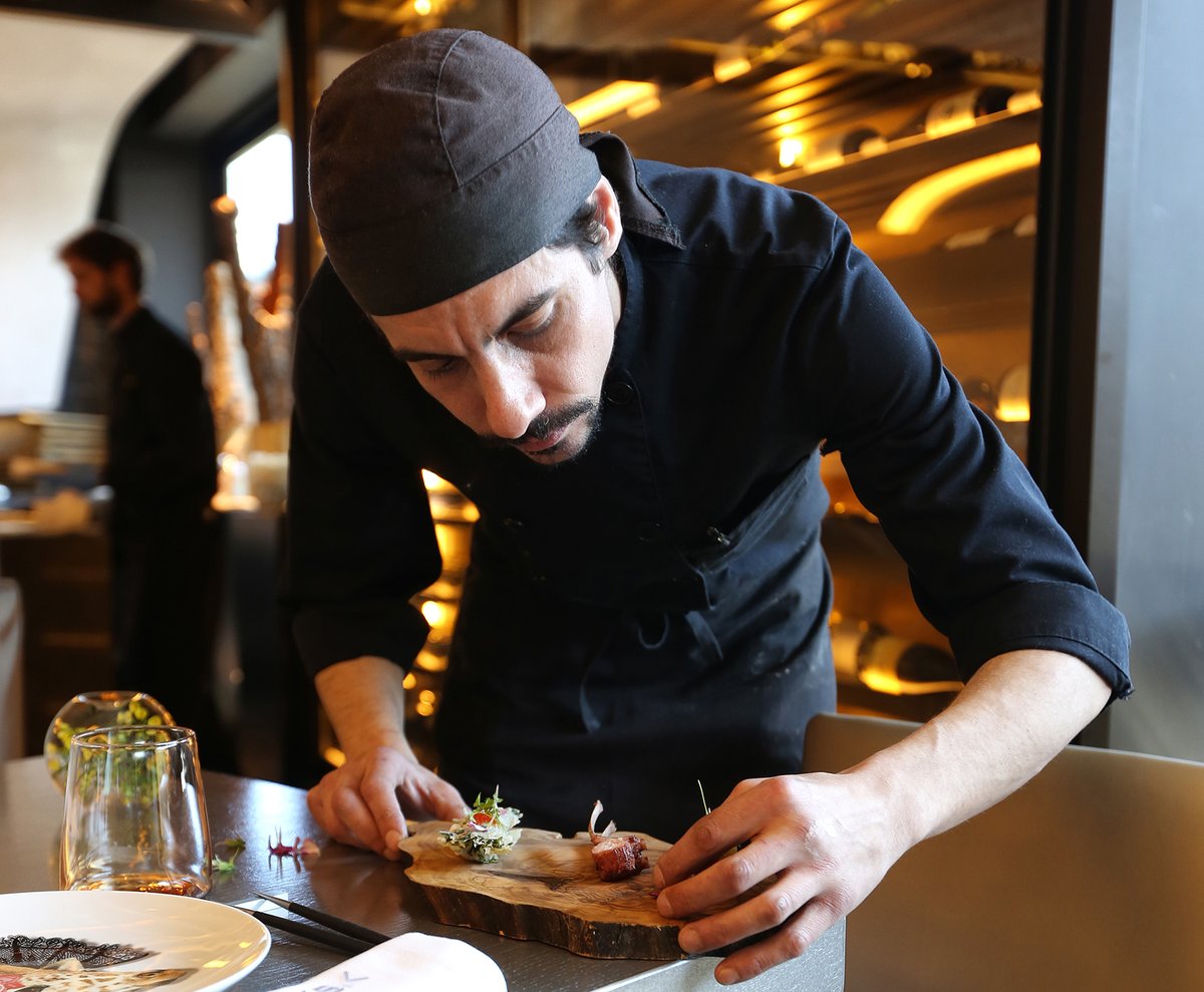 RRestauradores's tweet photo. 🍽️ #MartesenlaMesa
🥘 Ensaladilla Rusa a nuestro Estilo
🏠#Restaurante @KaButoKaji
🧑‍🍳#DIEGOBENITO  
🍷#VMALCORTA VERDEJO SINGULAR 2018
📚#R243 #MIXCELLANEOVS #CvlinaeInSensibvs 2019
🍇@js_viticultor 
 📝 #RevistaRestauradores ⤵️

📲https://t.co/bh9s7tszhT https://t.co/wJFIcXAXAS