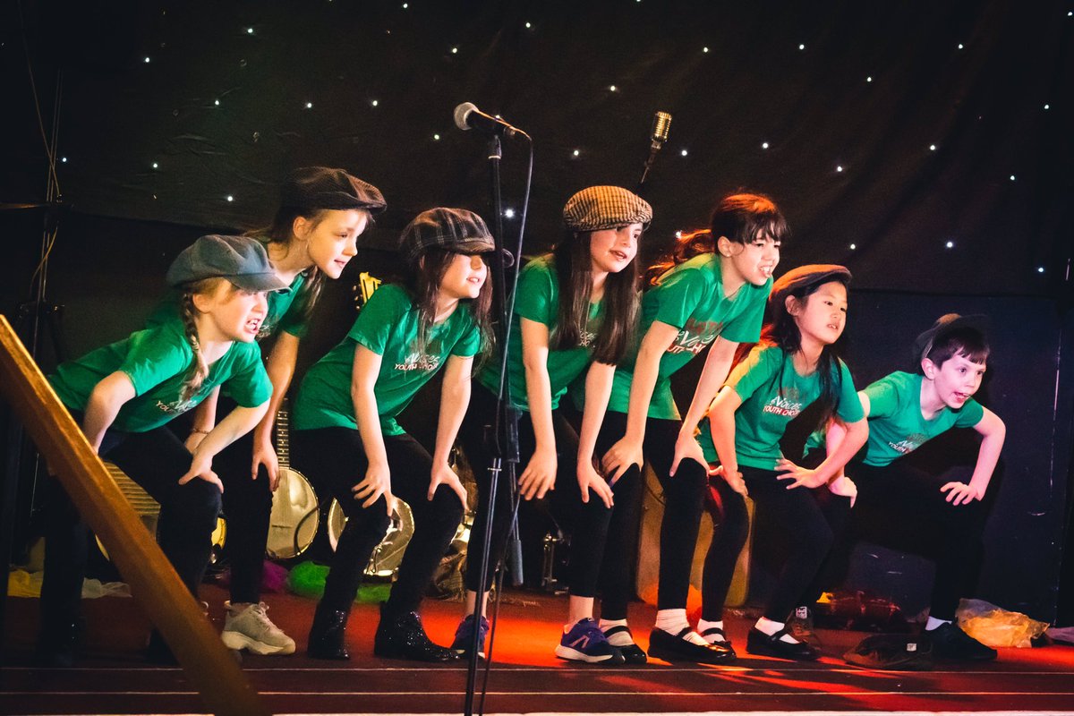 ArtfulPlay's tweet photo. Look at these ‘cockney folk’ ‘considering themselves’ at our spring concert a few weeks ago! A fab pic by Jason Kenny of our junior choir. Plenty more to follow.....!
#artfulvoices #artfulplayground #consideryourself #musicalmedley #youthchoir #flatcapcrew #theatrekids https://t.co/VXGfYeIvDq