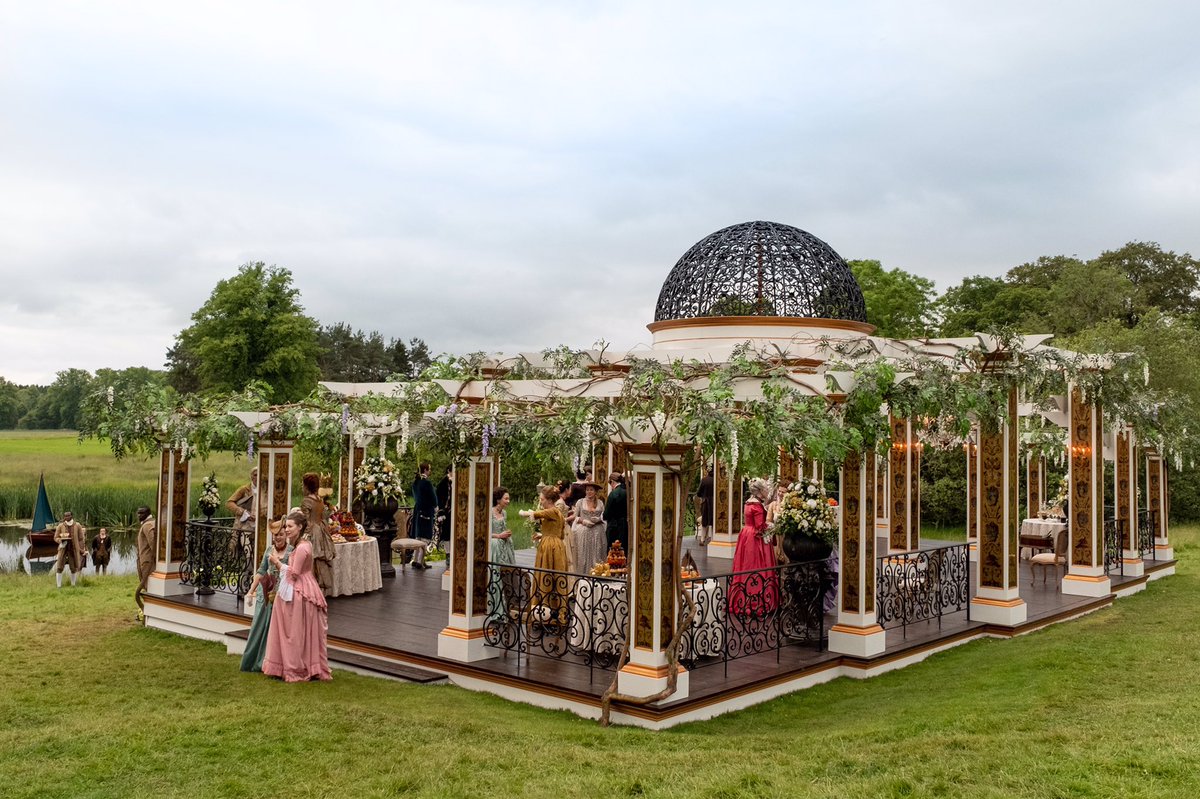Lucilla_moon59's tweet photo. @jongarysteele @Outlander_STARZ @McSomhairle @StuartBryce @BarryWaldo #OutlanderSets #Outlander and here are our great creators, THANK YOU for your impeccable work๐
At Jocasta's reception,the refinement of the pomp,the colors,the elegantly laid tables,reminded me of the French period https://t.co/eKCAUdoLDh