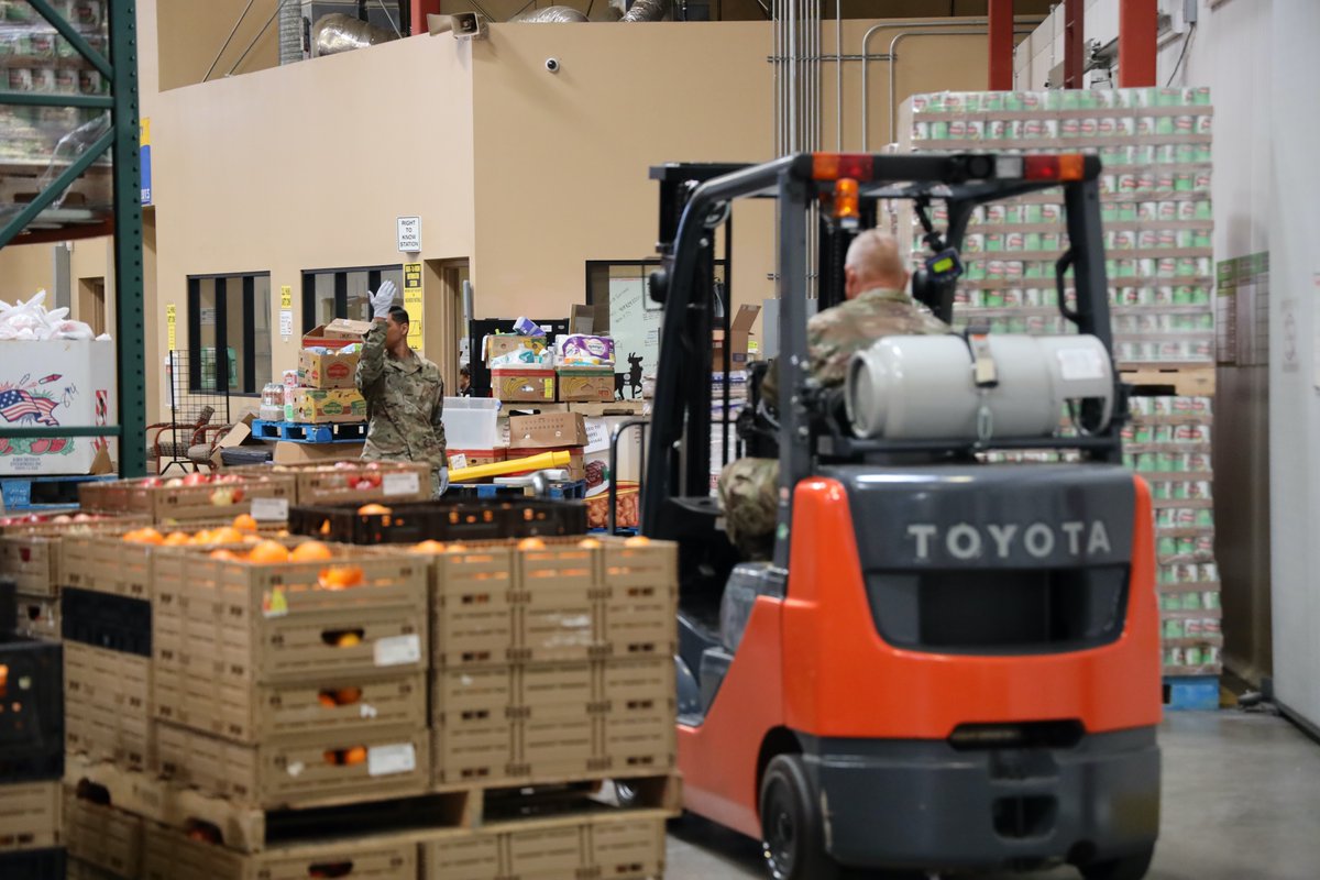 TheCalGuard's tweet image. Soldiers with the Cal Guard's 315th Engineers, were on site at the @FINDFoodBank  in  Indio, Calif. assisting staff members assemble box for distribution to citizens of Riverside County. (U.S. Army photo by Sgt. (CA) Zak Lara) #COVID19 #NationalGuard
