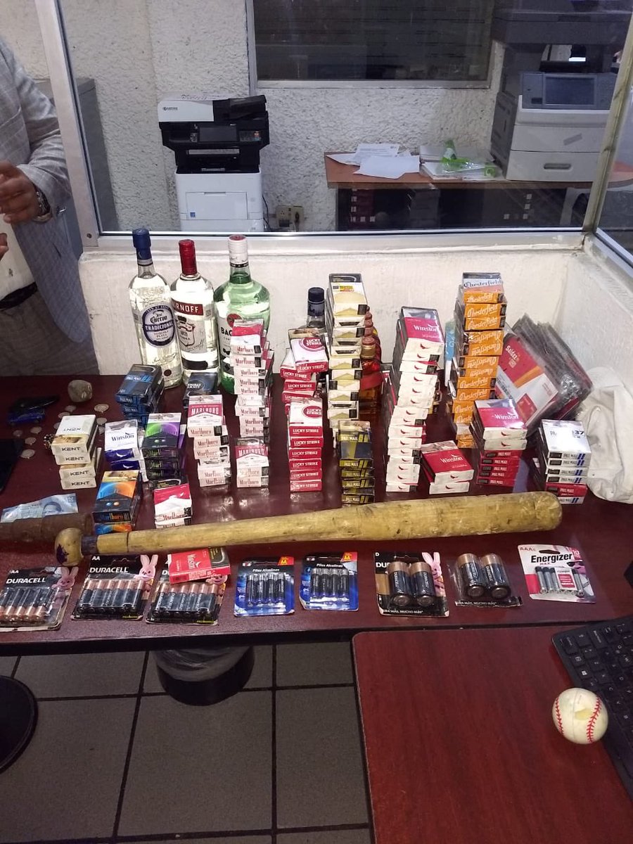 c4jimenez's tweet photo. LOS Q ROBARON el OXXO
Son Said y José, 2 de los ladrones q rompieron puertas y cristales para entrar a la tienda en @AzcapotzalcoMx
Agentes de @SSP_CDMX los PERSIGUIERON y ACORRALARON.
Agredieron a los policías, pero acabaron SOMETIDOS y DETENIDOS junto con 3 menores. https://t.co/KQaq1XfQL6