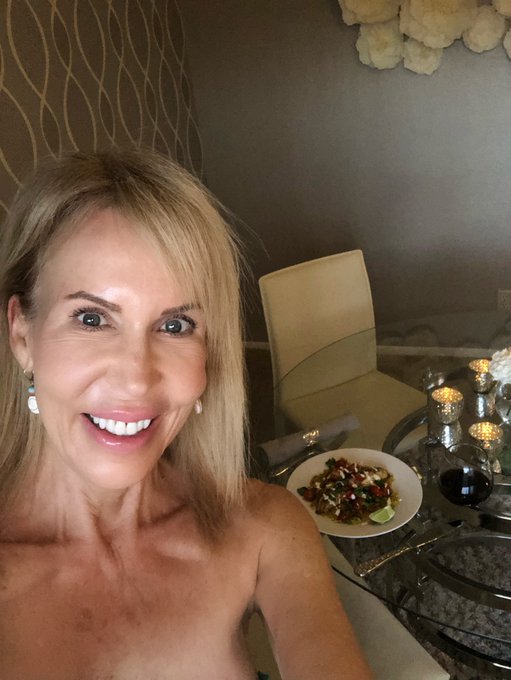 #CoronavirusLockdown Wished I could have set the table for more! Thinking of you! Xoxo 💋 https://t.c<a href="/tag/coronaviruslockdown"class="tags">#CoronavirusLockdown</a>