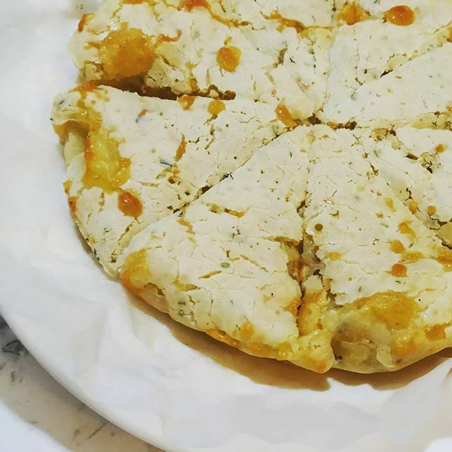 surayaror's tweet photo. Groceries running low. Digging out back-of-the-pantry items. I found tapioca flour and I have leftover pasta sauce, and a quick online search brings me to a bomb-ass-looking gluten-free pizza recipe. Score!
.
#pandemicpantry #glutenfree #tapiocaflour #dudukrumahdiamdiam … https://t.co/WDxClWWjiQ