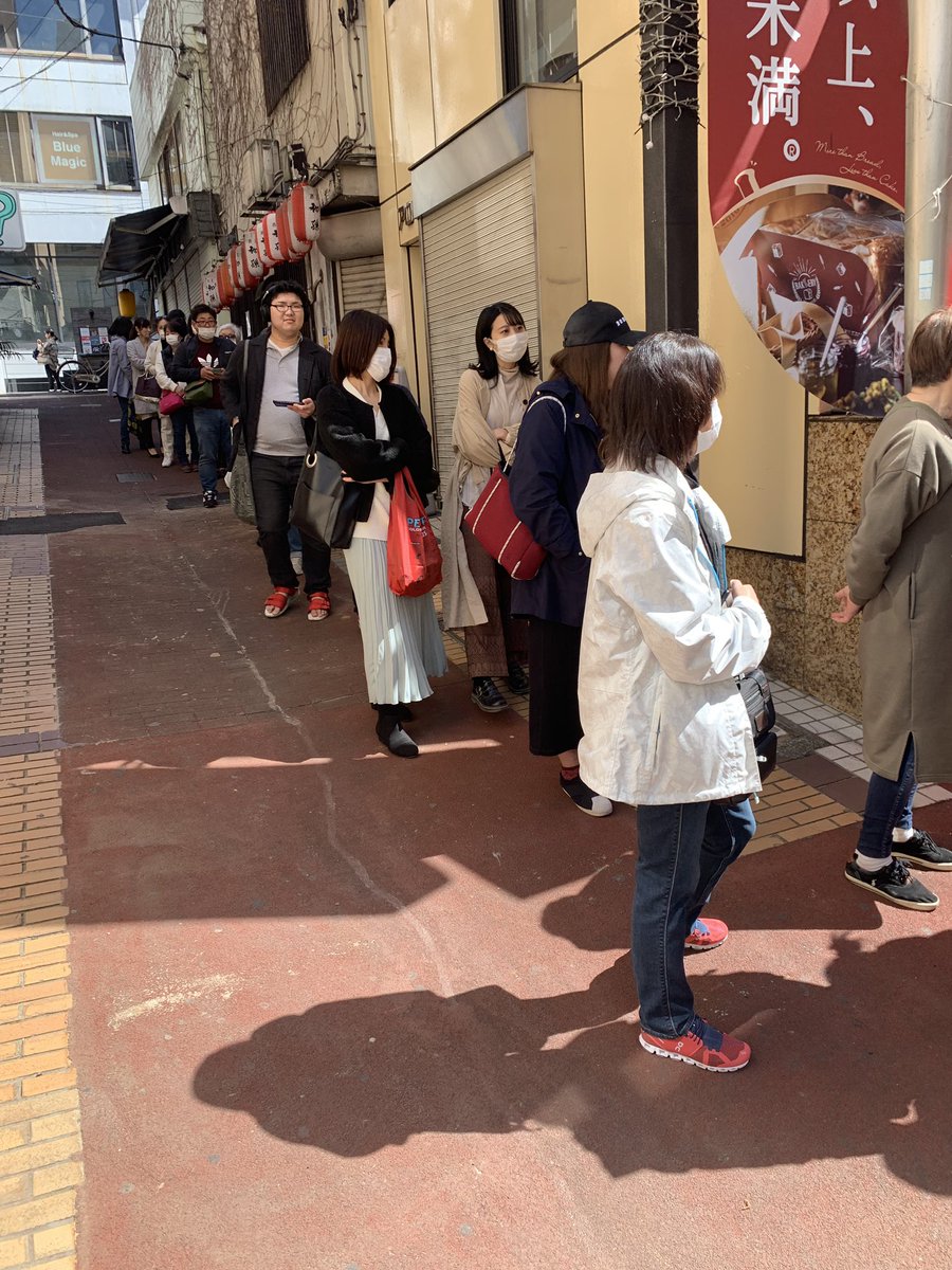 sakashan_1220's tweet photo. 食パンブームっていうのは知ってるけどこんなに並ぶほど人気なんだね🤭 https://t.co/ufckZvJwNt