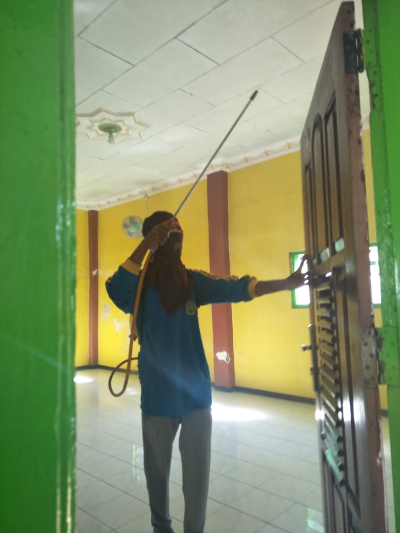 Nugroho1497's tweet photo. Penyemprotan di Desa Melik Parijatah kulon, di lakukan disetiap masjid masjid dan mushola mushola dusun parijatah kulon🙏
#Corona #desinfeccion #VirusCoronaupdate #srono #Banyuwangi https://t.co/nMKNPxUxTJ