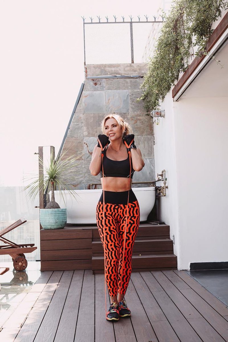 AlineateC's tweet photo. #entrenamientoencasa #homeworkout 🏋️♀️ y no comas como 🐷😅 xfa 🙄
Aprovecha para comer mejor! Ya no hay pretexto de que no tengo tiempo de hacer ejercicio o de comer en casa.
#todayisthemoment #yomequedoencasa #behealthy #eatclean #drinkwater💧 #sleep8 #meditate 🧘🏽♂️ #loveyourself https://t.co/KGsVfR8lFA