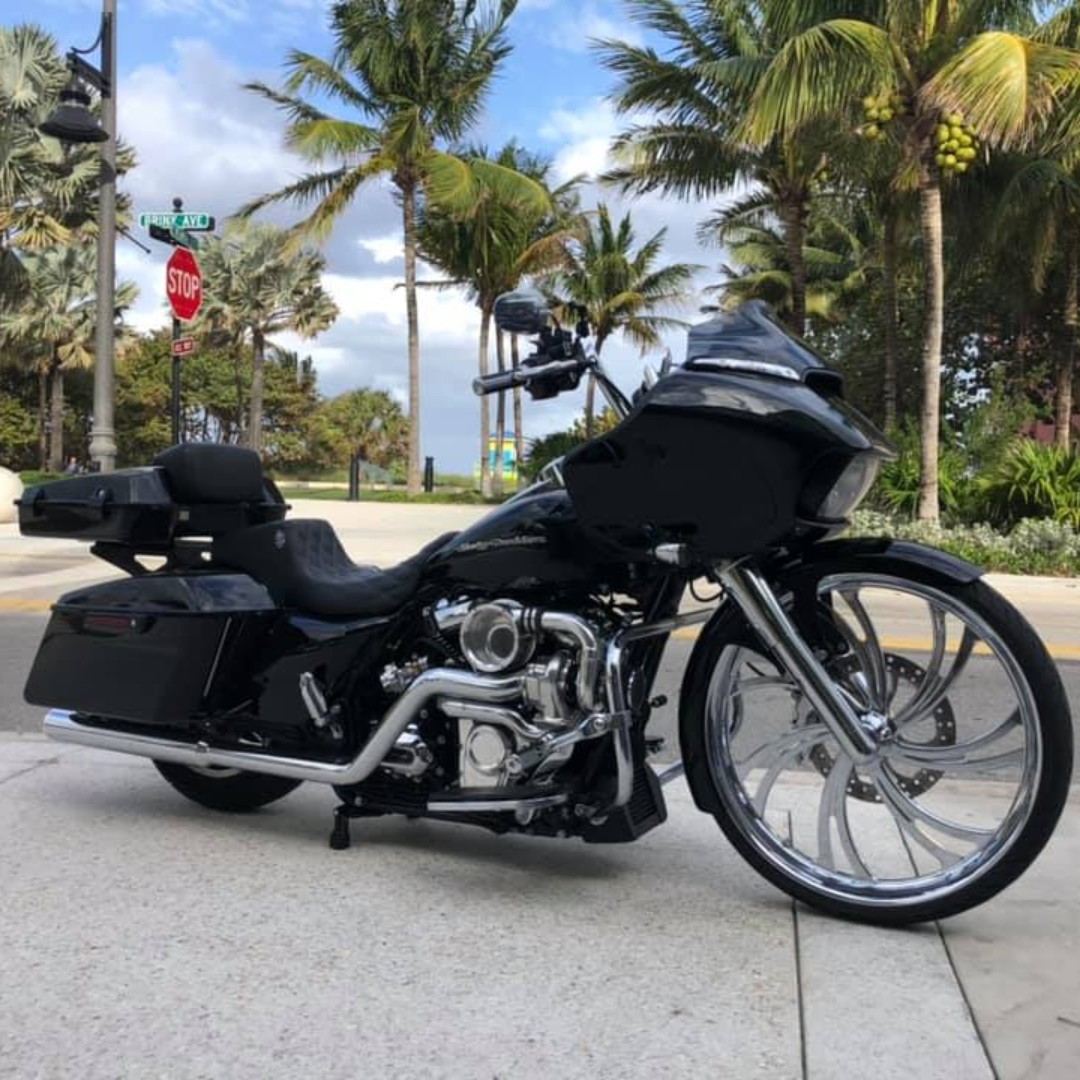 Smt_MachiningCo's tweet photo. John Lawson sent us in this shot of his #RoadGlide with our V-Arm up front.  Sweet ride John!
.
💥20% OFF Right Now!
💥Interest Free Financing!
💥Perfect Fit Guarantee!
.
https://t.co/m6gXNXr9gl
.
.
#RideWithTheBest #customizeyourlife #cleanlook #chromewheels https://t.co/6oAcYm2qPR