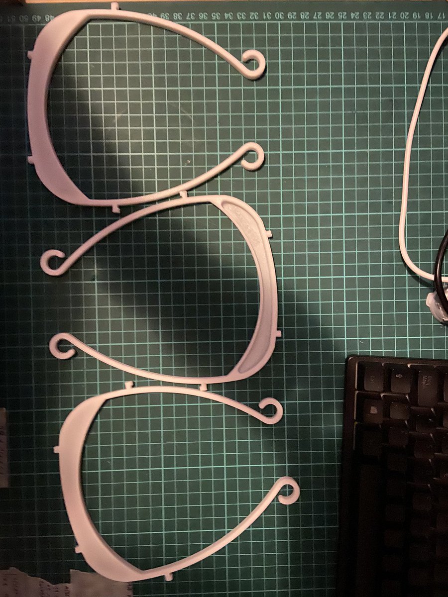 MAXIMA DIFUSIÓN. Estos son marcos de viseras médicas fabricadas en casa con una impresora 3D. En estos momentos, nuestros sanitarios están a falta de todo y este es un fantástico proyecto para aportar nuestro granito de arena.  (Continúa)