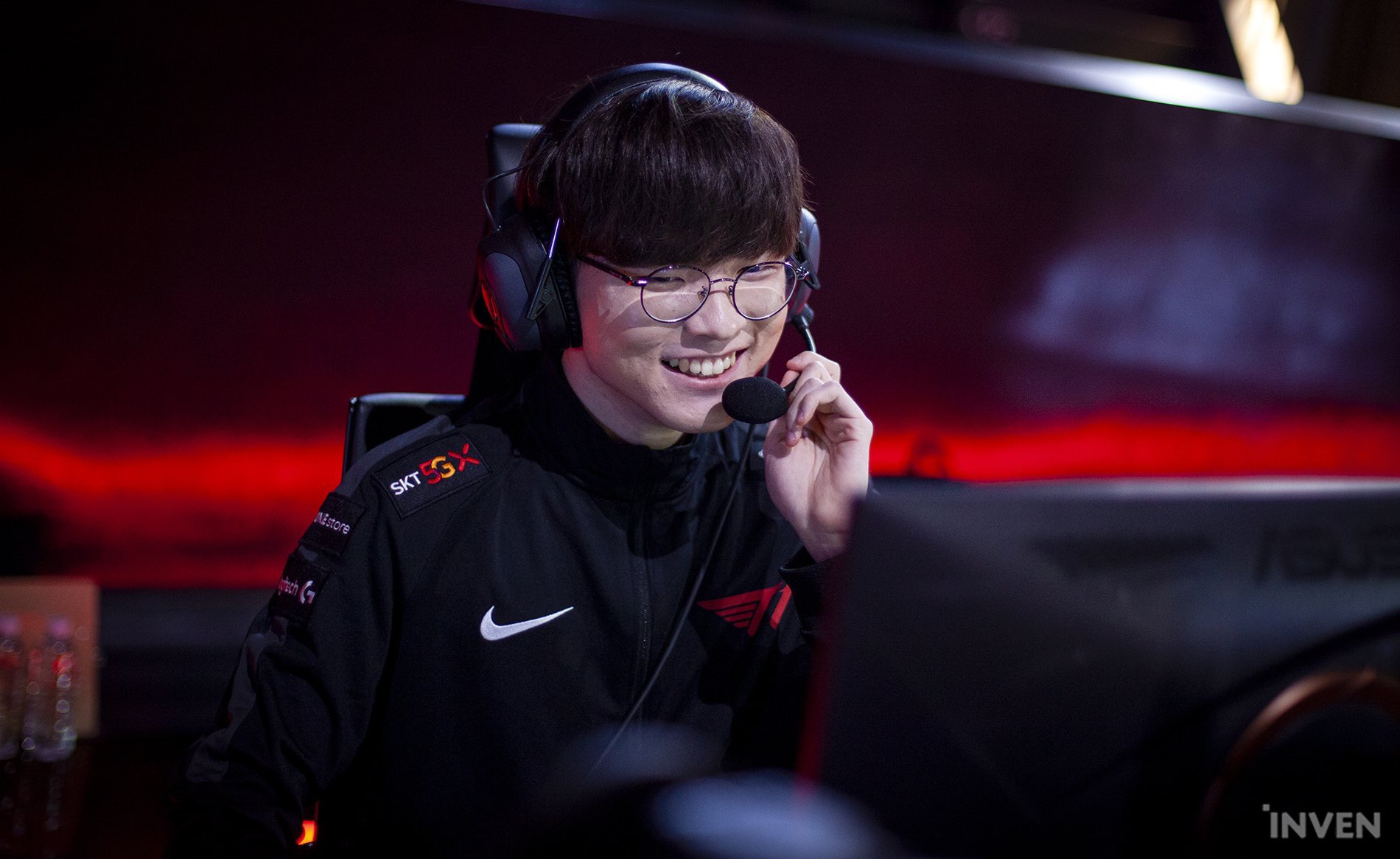 X 上的Inven Global：「[#LCK] Can you guess why Faker is smiling? If you guessed  “BECAUSE THE LCK IS BACK TONIGHT AAAAA” you are right! 🥳🥳🥳🥳 📸  @VANVANprj https://t.co/2T3Zp0IUC5」 / X