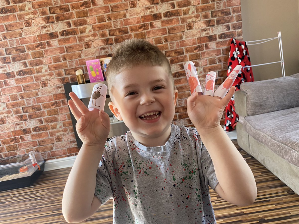 CharleneSparkl1's tweet photo. @olos_doncaster Rex and his 3 little pigs finger puppets he made https://t.co/I4mKg6Vo7J