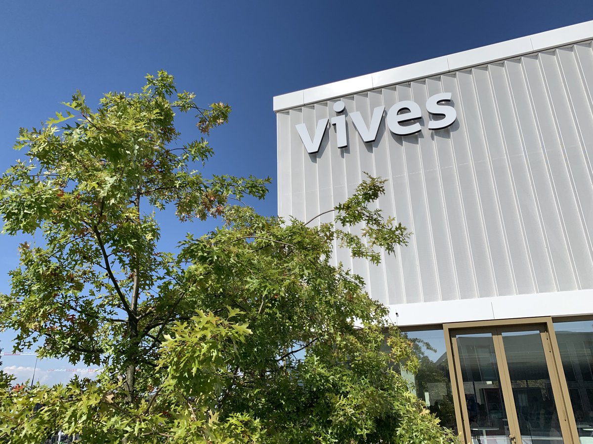 Samen met de andere Vlaamse hogescholen heeft VIVES besloten om tot en met 17 mei alle lessen uitsluitend via afstandsonderwijs te organiseren. Vanaf maandag 18 mei, en als de overheid dit dan toestaat, voorzien we een periode van contactluw onderwijs. #veryvives